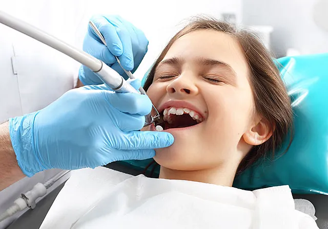 Clínica Dental Gonzalo Ayllon Gallardo niña en ortodoncia