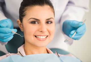 Clínica Dental Gonzalo Ayllon Gallardo mujer siendo revisada por odontologo